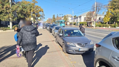 Străzile de lângă facultățile din Copou sunt pline de mașini parcate pe trotuare și interzis. Studenții vin doar cu vehiculele personale la cursuri