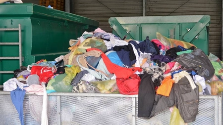 Câți bani vor câștiga românii din reciclarea hainelor vechi! Noile reguli intră în vigoare din ianuarie 2025