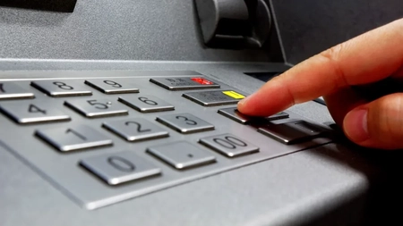 Românii care retrag bani de la bancomate nu știu asta! Ce se întâmplă dacă apeși „Cancel” de două ori