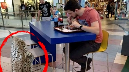 Un tânăr nu poate trece peste pierderea iubitei. Ce face când vine la mall să manânce