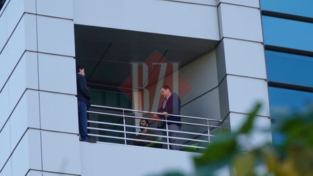 Tentativă de sinucidere la Iași! Un bărbat se află pe marginea balustradei la etajul 7 al unei clădiri de birouri - UPDATE