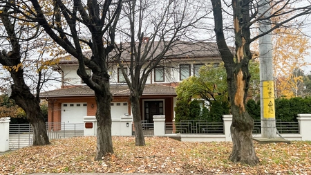 Una dintre cele mai spectaculoase vile din Copou a fost scoasă la vânzare. Casa aparține unui ambasador, iar prețul depășește 2 milioane de euro