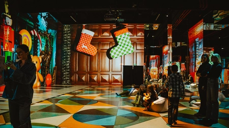Experienţă inedită la Iulius Town: spectacolul imersiv pentru copii „Magia sărbătorilor de iarnă” și show-ul „Gustav Klimt” vor rula la MINA Pop-Up