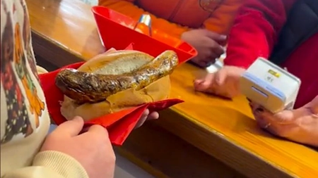 Au plătit 3.700 de lei pentru doi hotdogi, la un Târg de Crăciun! „Sunt cei mai scumpi din viața mea!”