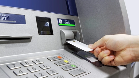 Românii trebuie să verifice cardurile! Cine a primit în cont 500 de lei de la stat