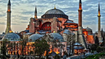 Catedrala Sfânta Sofia din Constantinopol, actualul Istanbul, considerată a opta minune a lumii antice târzii