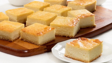 Prăjitura cu brânză dulce, un desert care vă aduce aminte de copilărie!