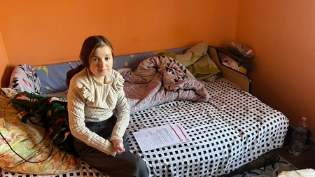 Prietenii lui Moș Crăciun au adus un strop de alinare unei tinere din Scobinți, care se luptă cu o boală rară