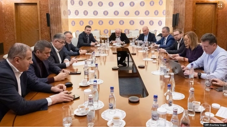 Români, treziți-vă! Trădătorii din PSD-PNL-USR-UDMR negociază Guvernul de 35 de ani incoace! Vor să-și împartă între ei ciolanul, iar voi să faceți în continuare foamea