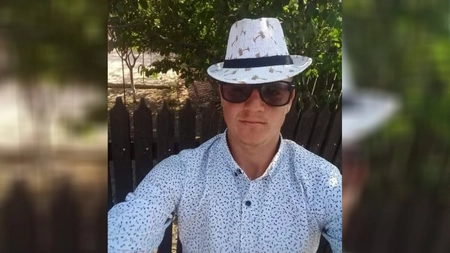 El este criminalul de la „casa cu căprioare”. Valerică are 23 de ani și este vecin cu femeia pe care a încercat să o violeze, ca apoi să o ucidă