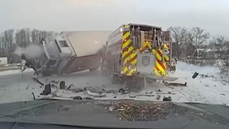 Accident teribil între un camion și o autospecială de intervenție a pompierilor