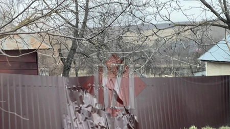 Accident rutier la Iași! Un şofer a intrat cu maşina în gard după ce a pierdut controlul volanului