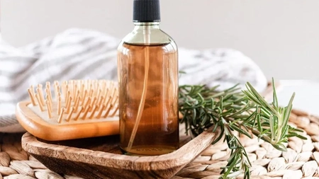 Apa de rozmarin. Secretul natural pentru frumusețe și sănătate