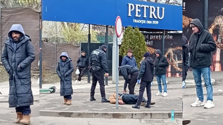 Clipe de panică în Târgu Cucu! Un bărbat, din Iași, a fost salvat de un trecător după ce a căzut inconștient, lângă stația de tramvai