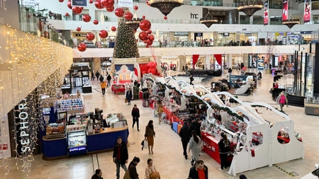 Aglomerație la magazinele din centrele comerciale! Ieșenii sunt în goană după cadourile de Crăciun