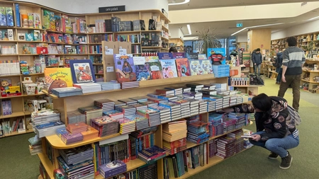 Ieșenii, în goană după cadouri, la librării! Cele mai multe vânzări s-au înregistrat la cărțile pentru copii