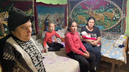 În ciuda greutăților și problemelor de sănătate, această familie din Iași muncește din greu pentru viitorul copilașilor: „Cât timp avem putere să muncim, îi dăm înainte”