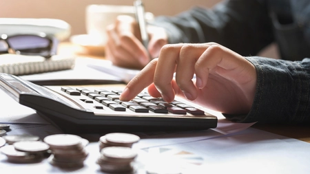Care e diferența dintre net și brut? Află cum se calculează