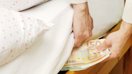 Românii care își țin economiile în casă trebuie să știe asta! Legea care îi vizează pe cei cu bani la saltea