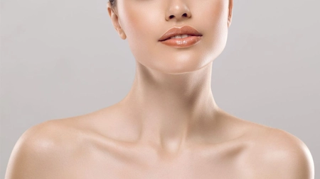 De ce pielea gâtului îmbătrânește mai rapid decât cea a feței. Cum o poți proteja eficient