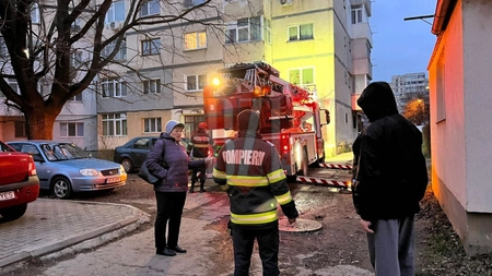 Pompierii ieșeni intervin pentru îndepărtarea unor elemente de construcție ce prezintă risc de cădere, pe strada Clopotari