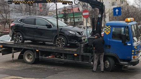 De la începutul lunii decembrie, polițiștii din Iași au ridicat zeci de mașini parcate neregulamentar. Peste 170 de șoferi au primit amenzi