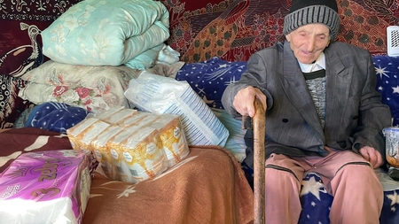 Prietenii lui Moș Crăciun au adus un strop de bucurie în viețile a două familii din comuna Dumești! La vederea darurilor, chipul bătrânului de 100 de ani s-a înveselit: „Bogdaproste, o să vă pomenesc toată viața”