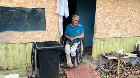 Necazurile se țin lanț de acest bărbat din Iași. După ce a ars în propria locuință, Ion Turlara a fost victima unui accident rutier grav și a ajuns într-un scaun cu rotile. „Ce să zic, cum o vrea Dumnezeu”