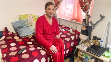 Problemele de sănătate, sărăcia și singurătatea îl fac pe acest bărbat să nu-și mai dorească să vină Crăciunul! Florin Pavel și-a pierdut un braț și un picior, iar de atunci viața sa a devenit un chin