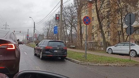 O mașină cu numere de Neamț a pus pe jar șoferii din Iași! Proprietarul a blocat zilnic circulația de pe bulevard: „Sper că o să îl liniștească polițiștii”
