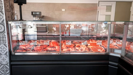 Riscuri pentru sănătate, înainte de Crăciun! Ce au găsit inspectorii DSVSA în magazinele din Iași. Au confiscat 42 de kilograme de produse din carne