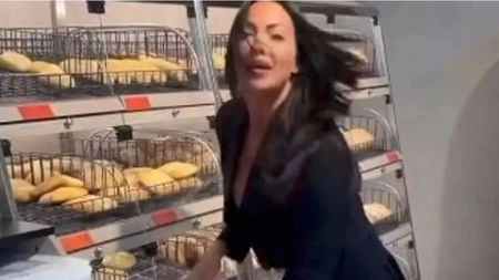 Își scoate lenjeria intimă purtată în locuri publice! A dat-o drept bacșiș la cafenea!