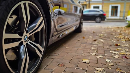 Modul incredibil în care și-a parcat un șofer din Iași BMW-ul! Oamenilor nu le-a venit să creadă când au văzut: „S-a străduit ceva”