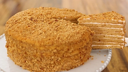 Tort Medovik, rețetă originală. Gust delicat și textură ușor crocantă
