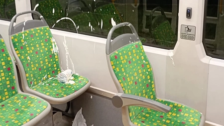 Scandal în tramvaiul 3, spre Dancu! O femeie a fost aruncată de călători în stradă iar, de nervi, a început să arunce cu iaurt în mijlocul de transport