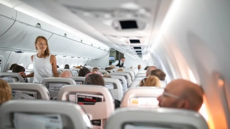 Tendința de călătorie cu avionul care agită rețelele sociale. Tot mai mulți pasageri sunt revoltați 
