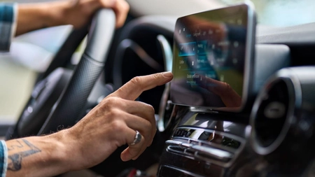 Care sunt cele mai bune gadgeturi pentru a-ți transforma mașina într-un vehicul inteligent?