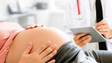 Cât poate sta fătul fără lichid amniotic? Ce este și cum ajută în dezvoltarea copilului