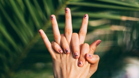 Tendințe în manichiură: modele creative cu oja semipermanentă