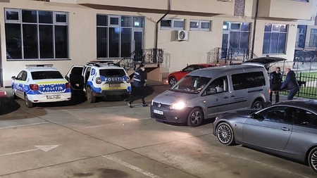 Filmul tragediei de la Valea Lupului. Tânărul care s-a aruncat în gol de la etaj a gonit spre moarte. Mai multe persoane au încercat să-l salveze. Iată cine este