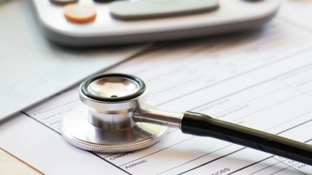 Concediu medical este plătit cu 75% din brut sau net? Cum se calculează indemnizația corectă?