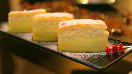 Prăjitura inteligentă, dulcele spectaculos cu aromă de vanilie. Rețeta clasică explicată pas cu pas