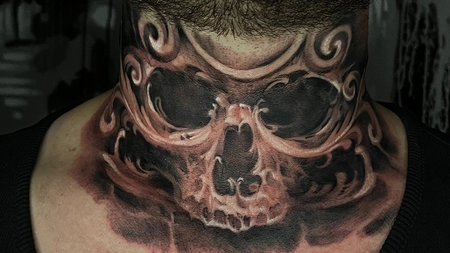 Curaj la vedere: Tatuaje pe gât care îți pun personalitatea în lumină