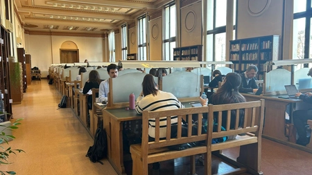 Sălile de lectură, din Iași, sunt pline în perioada sesiunii! Studenții aleg biblioteca pentru liniște și concentrare