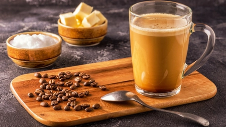 De ce este bine să consumi cafea cu unt. Ce beneficii ascunde și cum se prepară băutura