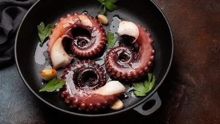 Rețetă simplă și savuroasă pentru caracatița la tigaie. Cum să te bucuri de delicatesa marină într-o gustare mediteraneeană