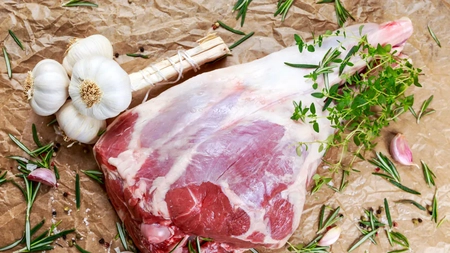 Incredibil ce preț are carnea de miel de Paște! Cât a ajuns să coste un kilogram