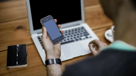 Atenție, români! La ce trebuie să fiți atenți când faceți contracte prin telefon