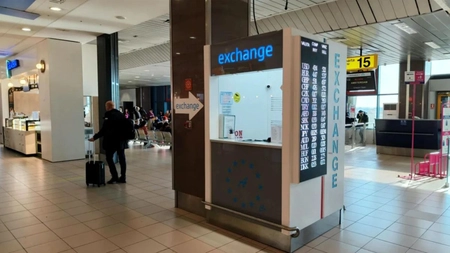 Curs valutar nesimțit în Aeroportul Otopeni. Cu cât se vinde euro și dolarul american