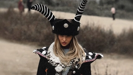 Delia încheie anul cu o apariție excentrică! Pălăria cu coarne care a stârnit reacții contradictorii